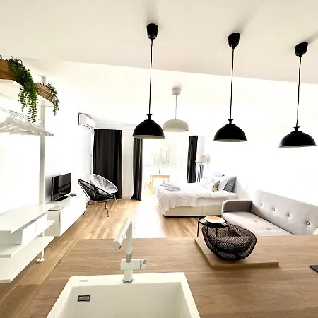 By Meatina アパート トレモリノス