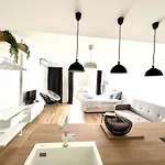 By Meatina アパート トレモリノス